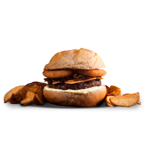 Onion Picanha Burger - Suculento burger de picanha, queijo cheddar, cebolas caramelizadas na cerveja stout, maionese da casa e onion rings no pão crocante. Acompanha batatas rústicas e maionese da casa.