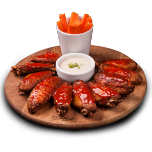 Wings from Hell - Asinhas de frango apimentadas, acompanhadas de molho gorgonzola e talinhos de cenoura.